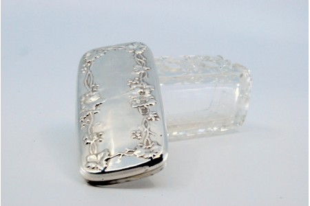 Saboneteira em vidro lapidado e prata na tampa amovível.